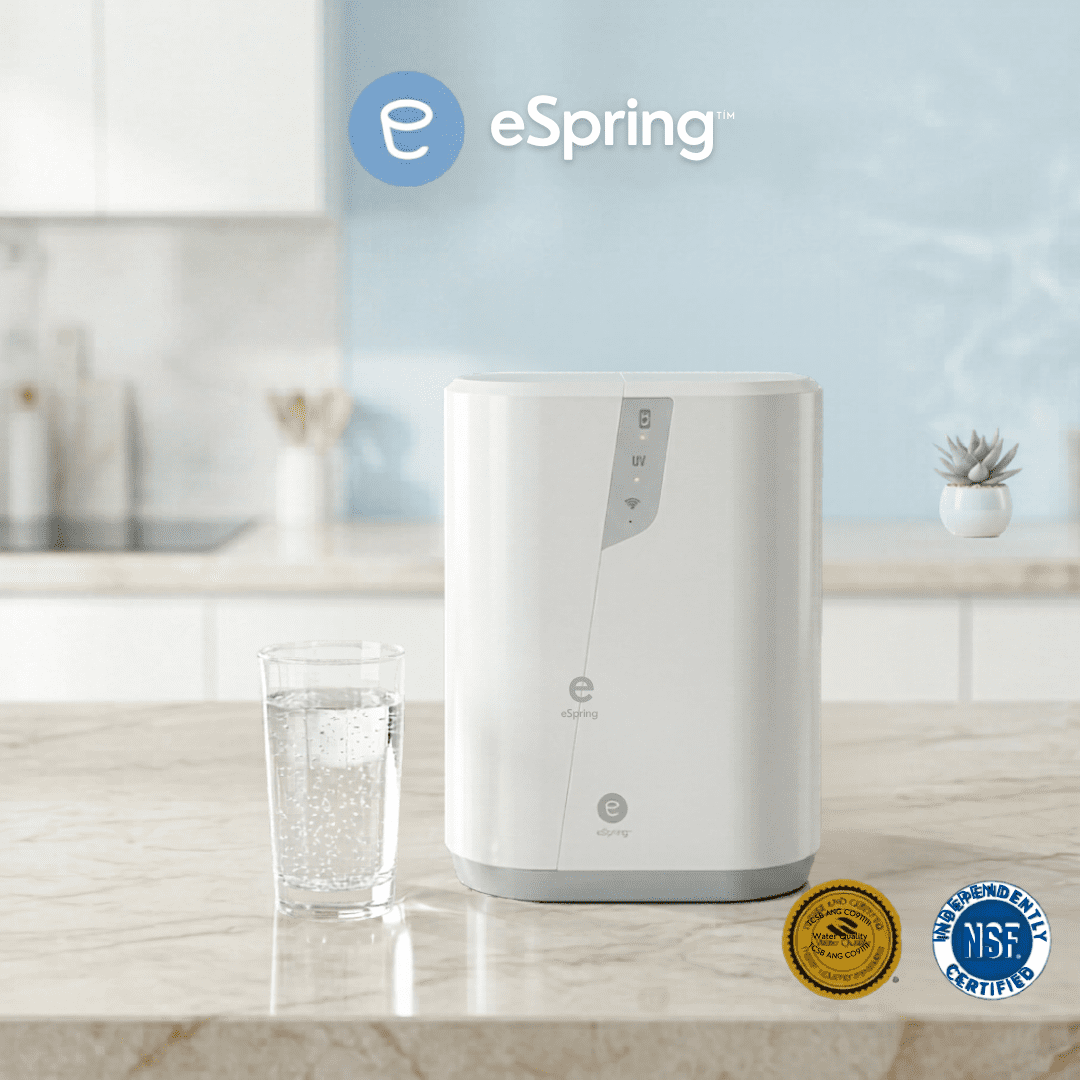 Sistema de filtro de agua de 0.2 micras instalado en una cocina moderna.